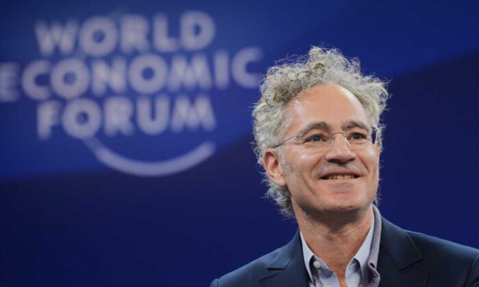 Alex Karp, CEO di Palantir, durante un intervento sulla quotazione dei laboratori di IA